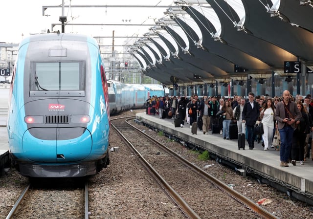 Malgré la grève, le PDG de la SNCF a assuré mardi 6 mai 2025 que « 90 % des trains » allaient rouler ce week-end.