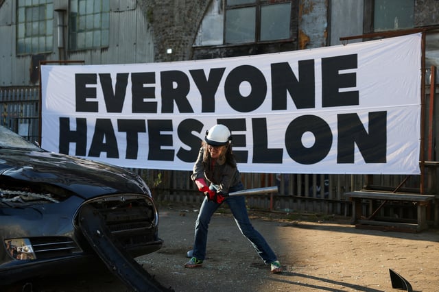 A person smashes a Tesla car, donated anonymously and destined for scrap during a stunt organised by the group Everyone Hates Elon, part of a campaign against Tesla CEO Elon Musk’s political involvement in the U.S. government, in London, Britain, April 10, 2025. REUTERS/Hannah McKay/File Photo