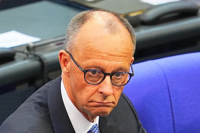 Der designierte Bundeskanzler Friedrich Merz (CDU) reagiert im Bundestag bei der Kanzlerwahl. Merz ist bei der Kanzlerwahl im Bundestag im ersten Wahlgang durchgefallen.