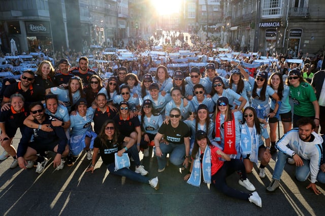 As Celtas, ayer, en Porta do Sol, con la afición detrás.