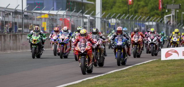 Auf der Rennstrecke Oulton Park – hier ein Rennen von 2019 – sind zwei Motorradfahrer nach einem Unfall verstorben