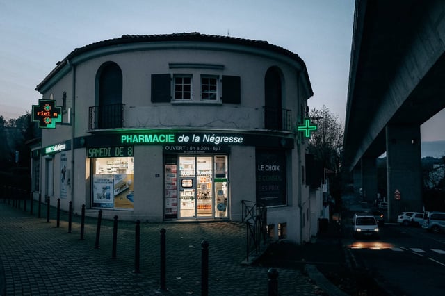 La pharmacie de la Négresse, dans le quartier du même nom à Biarritz, en décembre 2020.