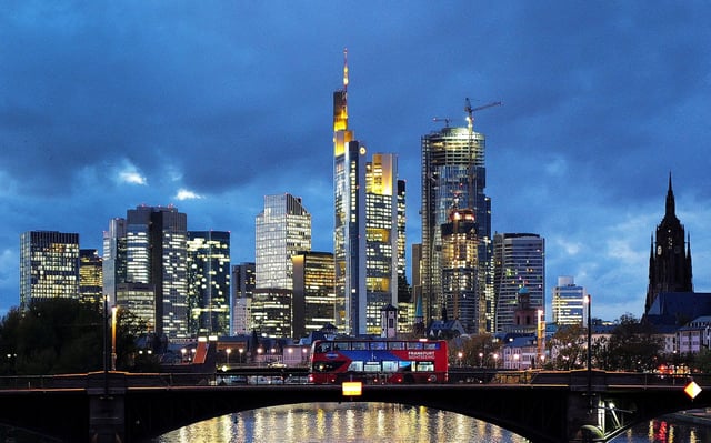 A double decker bus passes the skyline with its dominating banking district in Frankfurt, Germany, November 8, 2023.  REUTERS/Kai Pfaffenbach/File Photo