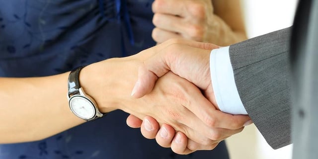 Le sexisme en entreprise semble s’exprimer aussi à travers l’humour : plus de sept femmes sur dix assurent avoir déjà entendu des femmes faire l’objet de « blagues sur les femmes » au travail.