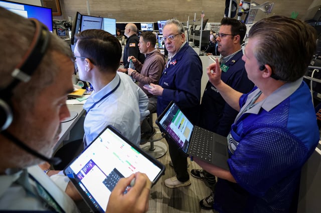 Futures-options traders work on the floor at the American Stock Exchange (AMEX) at the New York Stock Exchange (NYSE) in New York City, U.S., April 30, 2025.  REUTERS/Brendan McDermid/File photo