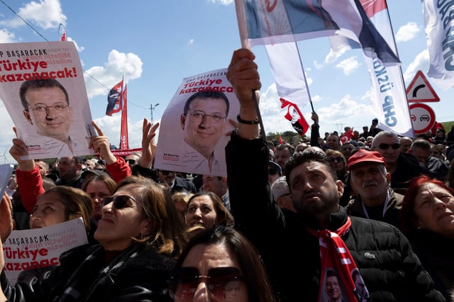 Supporters of Ekrem Imamoglu, the mayor of Istanbul and main rival of President Tayyip Erdogan, protest outside his prison during his first hearing over accusations leveled against him, in Istanbul, Turkey, April 11, 2025. REUTERS/Umit Bektas