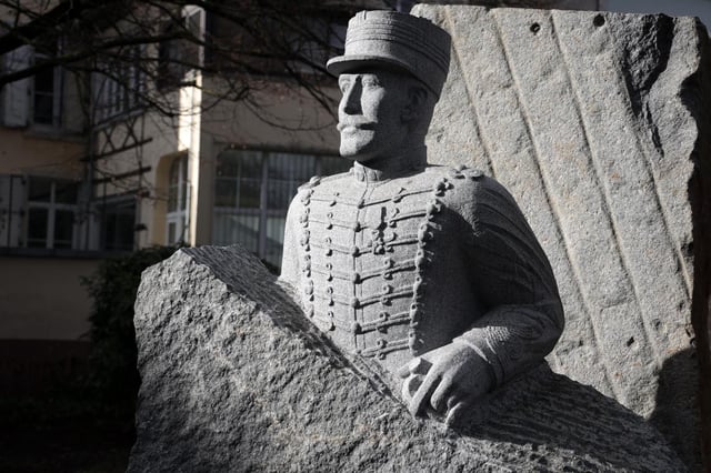 Gabriel Attal a annoncé mardi 6 mai 2025 avoir déposé une proposition de loi à l’Assemblée pour élever le capitaine Alfred Dreyfus au rang de général. Ici, la sculpture du capitaine Dreyfus réalisée par Sylvie Koechlin à Mulhouse.