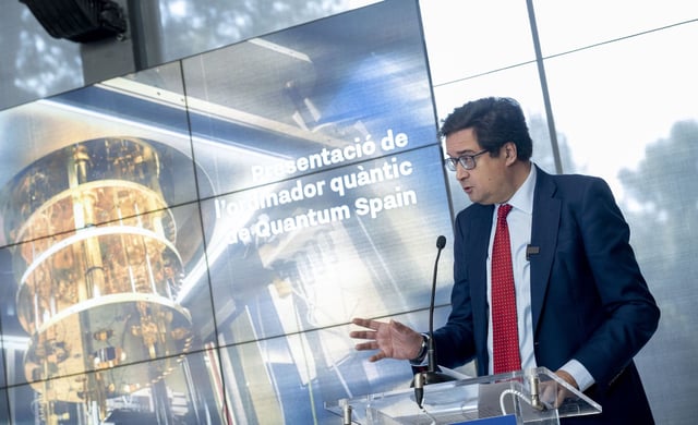 E ministro de Transformación Digital, Óscar López, durante la presentación del ordenador cuántico MareNostrum-Ona en Barcelona.