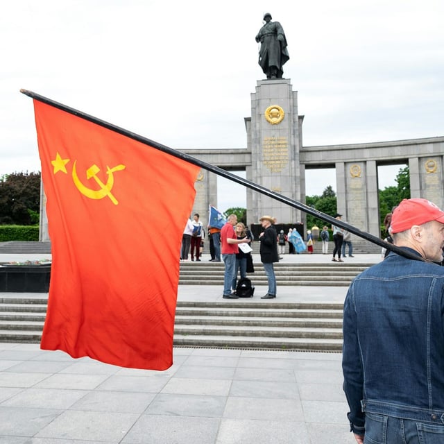 Auch am Sowjetischen Ehrenmal in Tiergarten sind Flaggen mit Russland-Bezug verboten.