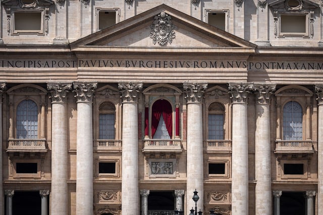 ROME, ITALY - MAY 05: Red drapes are installed on the main balcony of St Peter's Basilica where the new pope will be introduced to the world. May 05, 2025 in Rome, Italy. On May 7, 133 cardinals will enter the Sistine Chapel to begin the papal conclave, the secretive voting process that requires two-thirds majority to elect the new leader of the Catholic Church. The election follows the death of Pope Francis on April 21 at the age of 88. (Photo by Christopher Furlong/Getty Images)