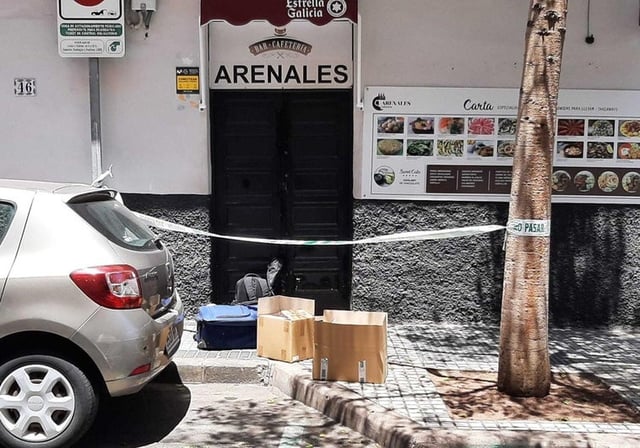 Establecimiento en Las Palmas de Gran Canaria donde ha sido detenido el sospechoso, sometido a registro por los agentes policiales
