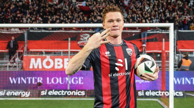Sebastian Grönning jubelt vor den Fans des FC Ingolstadt. (Foto: IMAGO / Stefan Bösl)