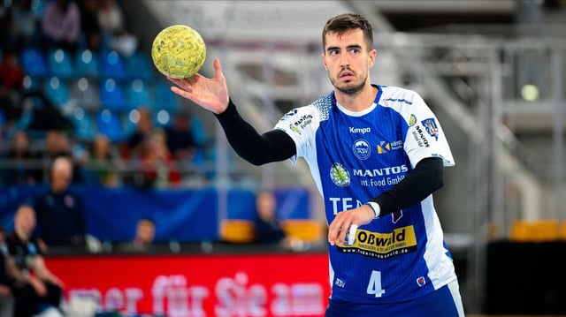 Filip Vistorop wirft einen Ball
