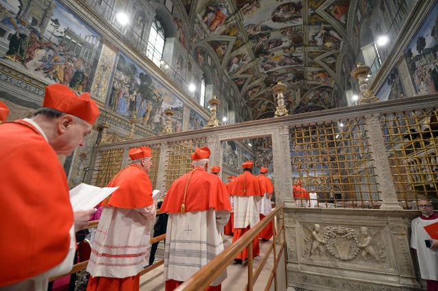 Les cardinaux en procession, au début du conclave de mars 2013.