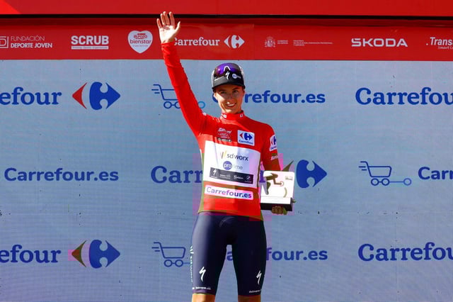 La neerlandesa Femke Gerritse, en el podio de Huesca después de ganar la etapa  y colocarse líder.
