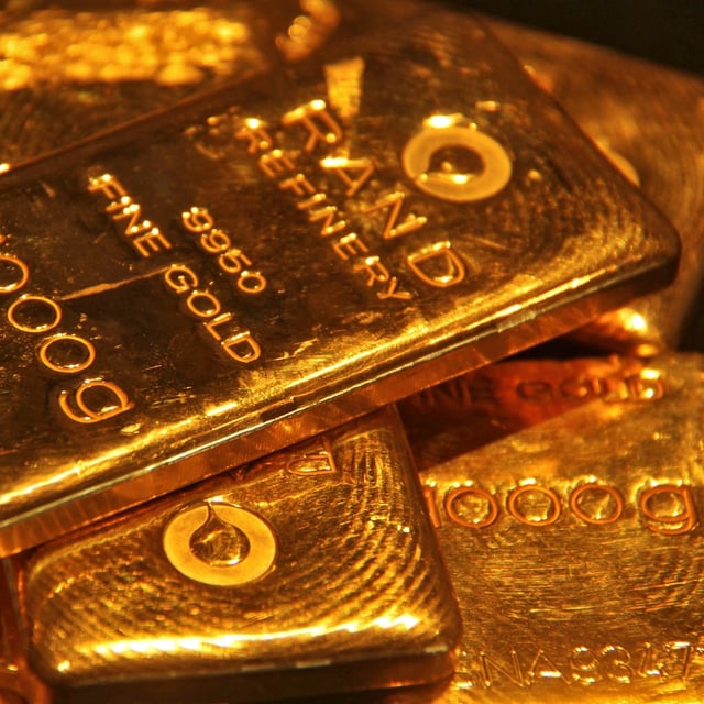 FILE PHOTO: Gold bars are displayed at a gold jewellery shop in the northern Indian city of Chandigarh May 8, 2012. REUTERS/Ajay Verma/File Photo