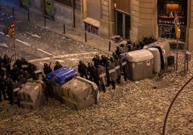 Agentes de la Policía Nacional, durante los disturbios tras la condena del 1-O en Barcelona, el 18 de octubre de 2019