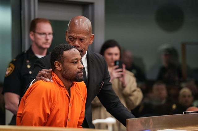 Hamilton County Municipal Judge Tyrone Yates has ordered Rodney Hinton Jr. to be held without bond while he awaits trial in the May 2 killing of a Hamilton County sheriff's deputy.