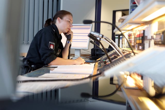Eine Polizistin telefoniert in der Leitstelle (Symbolbild).