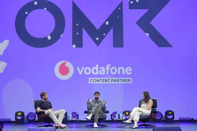 Gerard Piqué (M), ehemaliger Fußballprofi und spanischer Nationalspieler sowie Unternehmer und Gründer der Kings League, sprach mit Ex-Tennisprofi Andrea Petkovic (r), und Hockey-Ex-Profi Moritz Fürste