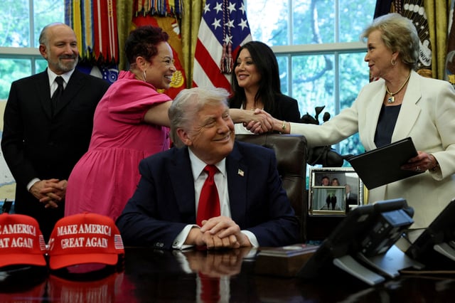 U.S. Secretary of Education Linda McMahon shakes hands with Annette Albright next to U.S. President Donald Trump during an event to sign executive orders in the Oval Office at the White House in Washington, D.C., U.S., April 23, 2025. REUTERS/Leah Millis/File Photo