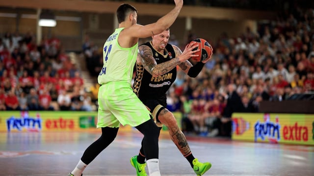Daniel Theis im Zweikampf