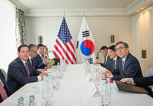 This file photo, provided by Seoul's foreign ministry, shows South Korean Foreign Minister Cho Tae-yul (R) and U.S. Secretary of State Marco Rubio (L) holding talks on the margins of an international security conference in Munich, Germany, on Feb. 15, 2025. (PHOTO NOT FOR SALE) (Yonhap)