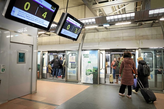 Des voyageurs dans le métro parisien en février 2025. (illustration) 
