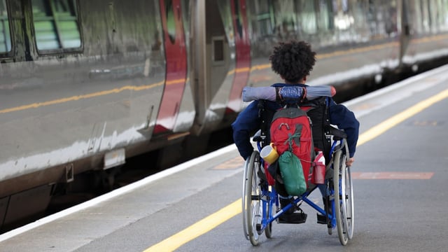 There are at least 500 stations that meet the average daily footfall measure but still have no provision for disabled passengers