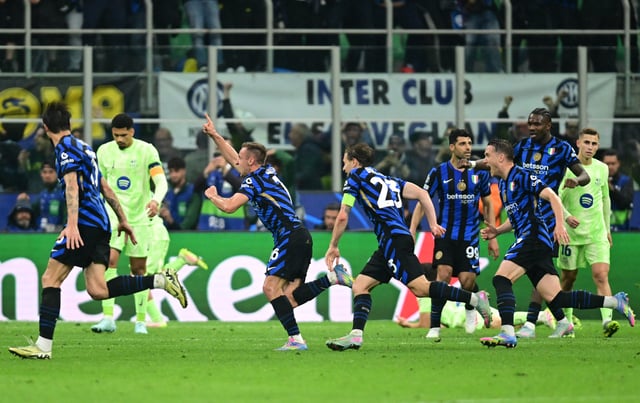 Soccer Football - Champions League - Semi Final - Second Leg - Inter Milan v FC Barcelona - San Siro, Milan, Italy - May 6, 2025 Inter Milan's Davide Frattesi celebrates scoring their fourth goal with teammates REUTERS/Daniele Mascolo