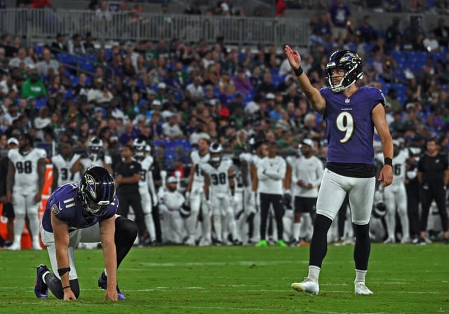 Ravens kicker Justin Tucker, right, lines up a field goal attempt against the Eagles in the second quarter. The field goal was good. (Kenneth K. Lam/Staff)