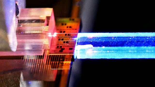 A photonic chip coupled to a highly nonlinear crystal and a fiber array unit.