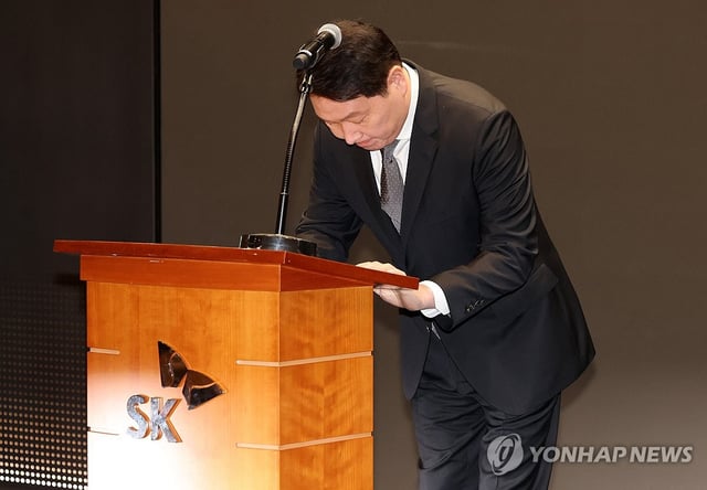 SK Group Chairman Chey Tae-won bows to apologize for a large-scale data breach during a press conference in Seoul on May 7, 2025. (Pool photo) (Yonhap)
