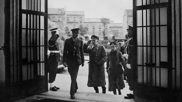 Les représentants du haut commandement allemand arrivent au Collège technique et moderne de Reims pour signer l’acte de reddition le 7 mai 1945.