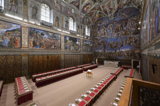 La Capilla Sixtina, preparada para acoger al cónclave que debe elegir al sucesor del papa Francisco.