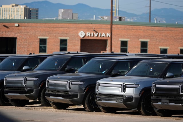 Eine lange Schlange unverkaufter 2024 R1S-Elektrofahrzeuge im Osten von Denver.
