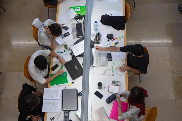 Estudiantes en la biblioteca del campus de Tarongers, en una fotografía de archivo.