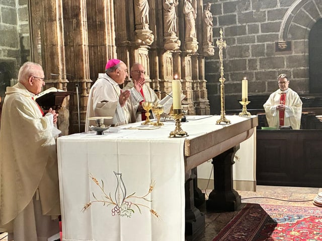 El Arzobispo Benavent en la Capilla del Santo Cáliz de la Catedral, hoy.