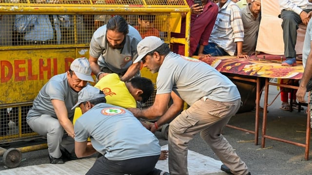 A rehearsal mock drill conducted by the Local NGO and scout volunteers at the Bara Tooti Chowk in Sadar Bazar Market in New Delhi, India, on Tuesday, May 6, 2025.
