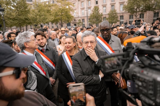 Le livre « La Meute » de Charlotte Belaïch et Olivier Pérou paraît mercredi 7 mai et détaille les dérives idéologiques et de fonctionnement de La France insoumise. Ici le 27 avril, à Paris, Jean-Luc Mélenchon et des élus de son parti lors du rassemblement d’hommage à Aboubakar Cissé.