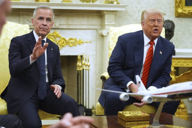 Mark Carney et Donald Trump dans le Bureau ovale de la Maison Blanche, le 6 mai  2025 à Washington.