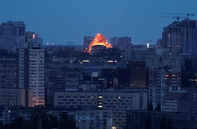 Une explosion d’un drone est vue lors d’une frappe de drone russe, au milieu de l’attaque de la Russie contre l’Ukraine, à Kiev, Ukraine, le 7 mai 2025.