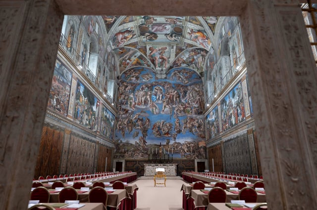 Une vue de l’intérieur de la chapelle Sixtine avant le conclave pour élire le prochain pape au Vatican, le 6 mai 2025.