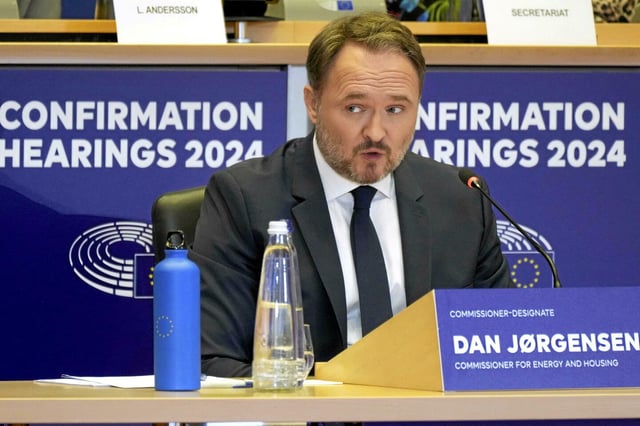 Sortir de la dépendance à l'énergie russe (gaz, pétorle, uranium) « n’est pas une mince affaire », a estimé le commissaire européen à l'Énergie et au Logement, Dan Jorgensen. 
