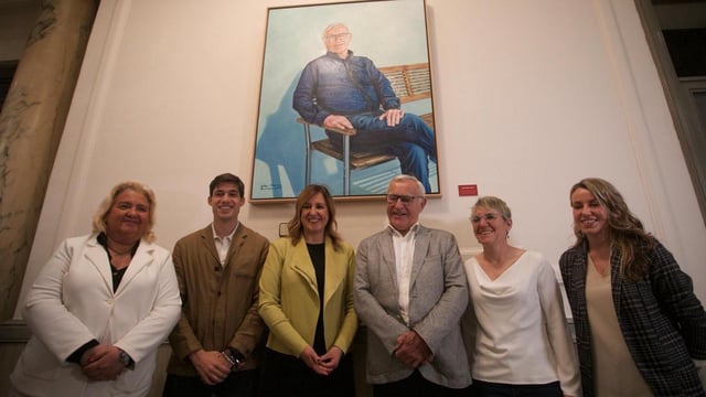 El cuadro ha quedado instalado en la galería de honor ubicada junto a la alcaldía