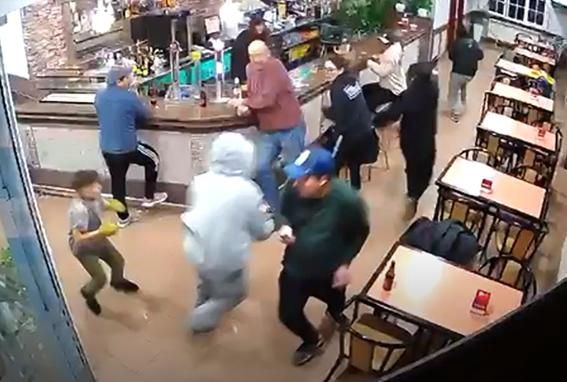 Imagen del vídeo del crimen de Carballo, con los dos asesinos persiguiendo a la víctima, a la derecha