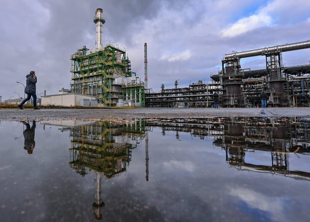 Verschiedene Anlagen der Rohölverarbeitung auf dem Gelände der PCK-Raffinerie GmbH im brandenburgischen Schwedt.