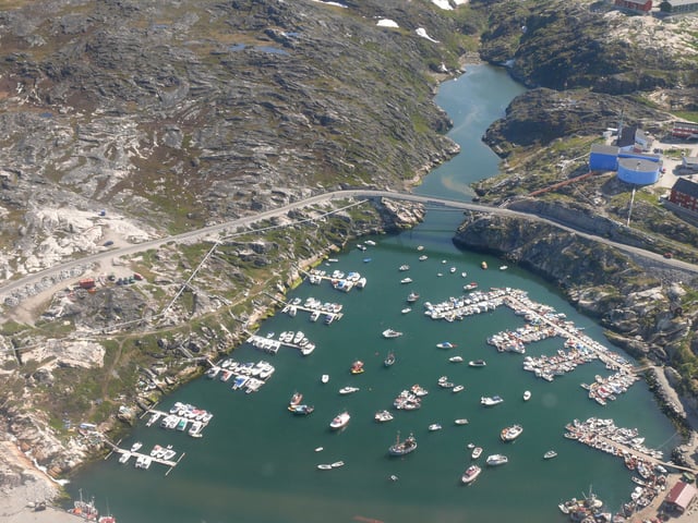 Ilulissat 26.06.2007 - Luftaufnahme - Der Hafen von Ilulissat ist im Sommer eisfrei und daher Anlaufstelle für Versorgungsschiffe und Passagierschiffe und ermöglicht den Einwohnern Fischfang über den eigenen Bedarf hinaus (Fischfabrik).