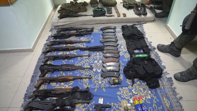 Israel muestra armas halladas en el hospital de Al Shifa