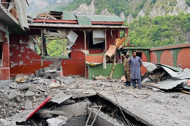 Soldados inspeccionan los escombros de una mezquita tras los bombardeos indios en Muzaffarabad, capital de la Cachemira administrada por Pakistán.